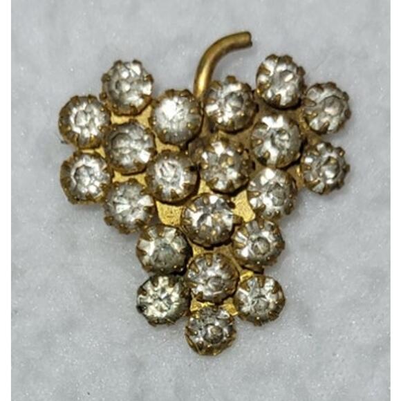 Clear Rhinestone Grapes Fruit Cluster Bunch Goldtone Brooch Prong Set Vintage - Picture 1 of 8